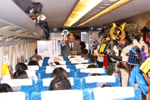 滋賀県観光に新幹線1両貸切の『戦国浪漫号』品川-米原間運行!戦国武将、グルメ、中井均氏のクイズで盛況19