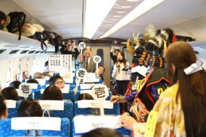 滋賀県観光に新幹線1両貸切の『戦国浪漫号』品川-米原間運行!戦国武将、グルメ、中井均氏のクイズで盛況23