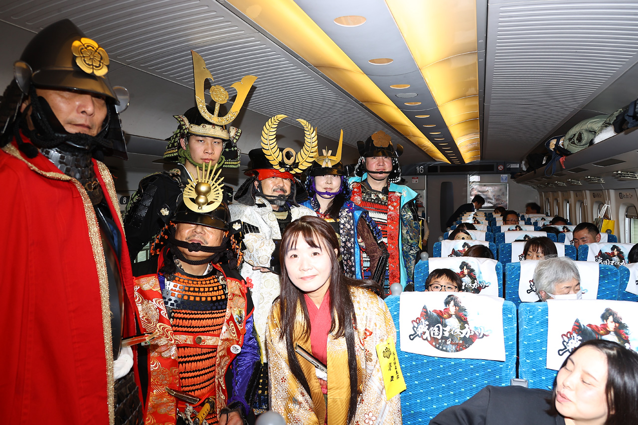 滋賀県観光に新幹線1両貸切の『戦国浪漫号』品川-米原間運行!戦国武将、グルメ、中井均氏のクイズで盛況22