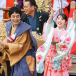 『豊臣兄弟！』”秀吉&寧々”池松壮亮と浜辺美波 大阪成田山不動尊で『成田山節分祭』で豆まき！