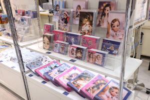 「リカちゃんのON/OFF展」開催!「現実を生きるリカちゃん」コラボで細部作り込みジオラマ30セットも4