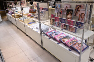 「リカちゃんのON/OFF展」開催!「現実を生きるリカちゃん」コラボで細部作り込みジオラマ30セットも15