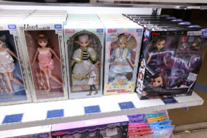 「リカちゃんのON/OFF展」開催!「現実を生きるリカちゃん」コラボで細部作り込みジオラマ30セットも19