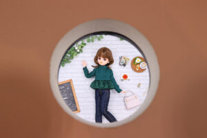 「リカちゃんのON/OFF展」開催!「現実を生きるリカちゃん」コラボで細部作り込みジオラマ30セットも24