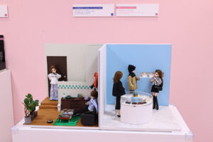 「リカちゃんのON/OFF展」開催!「現実を生きるリカちゃん」コラボで細部作り込みジオラマ30セットも30