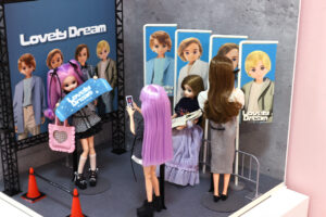 「リカちゃんのON/OFF展」開催!「現実を生きるリカちゃん」コラボで細部作り込みジオラマ30セットも32