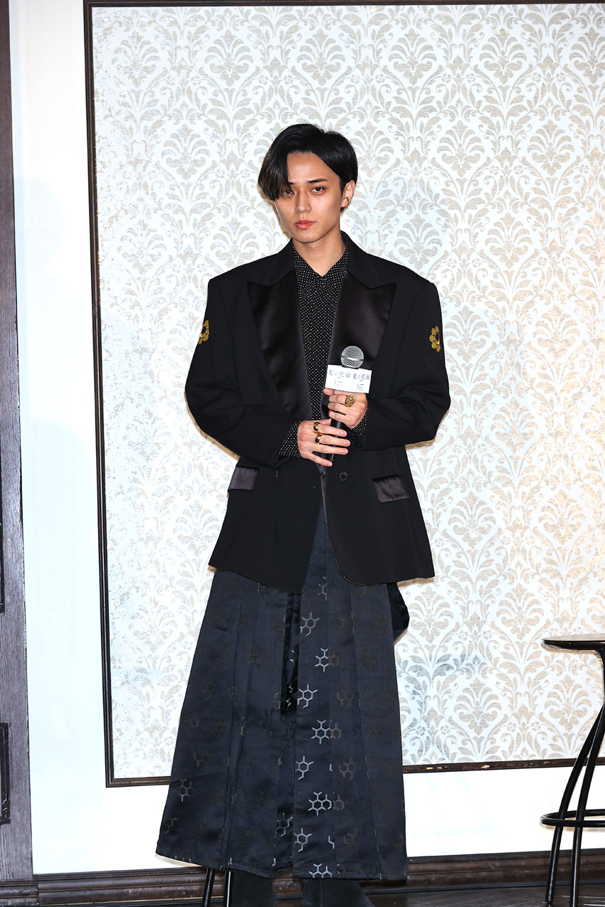 永瀬廉 妖しい視線送る「玲夜モード」!『鬼の花嫁』製作報告会劇中衣装で所作へのこだわり2