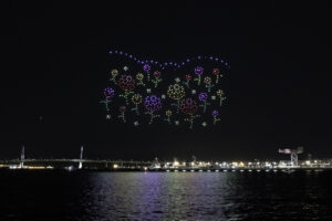 ミャクミャク、トゥンクトゥンク横浜・みなとみらいの夜空に！6000人が見守る10