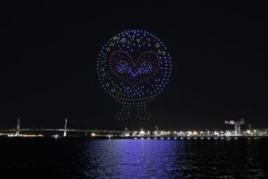 ミャクミャク、トゥンクトゥンク横浜・みなとみらいの夜空に！6000人が見守る11