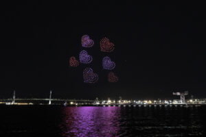 ミャクミャク、トゥンクトゥンク横浜・みなとみらいの夜空に！6000人が見守る13
