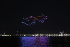 ミャクミャク、トゥンクトゥンク横浜・みなとみらいの夜空に！6000人が見守る15