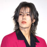 中本悠太“アニキ”小沢仁志と手繋ぎ降壇！「なんで俺を見るんだ！」に“弟”キャラ全開