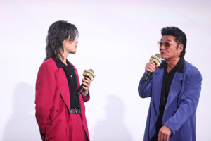 中本悠太“アニキ”小沢仁志と手繋ぎ降壇！「なんで俺を見るんだ！」に“弟”キャラ全開4