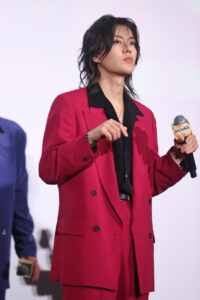 中本悠太“アニキ”小沢仁志と手繋ぎ降壇！「なんで俺を見るんだ！」に“弟”キャラ全開6