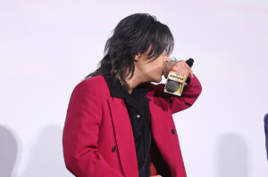 中本悠太“アニキ”小沢仁志と手繋ぎ降壇！「なんで俺を見るんだ！」に“弟”キャラ全開8