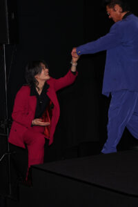 中本悠太“アニキ”小沢仁志と手繋ぎ降壇！「なんで俺を見るんだ！」に“弟”キャラ全開9