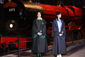 桜田ひより、吉川愛ハリー・ポッター9と3/4番線にスタイリッシュ登場！『ホグワーツからの招待状』OP2