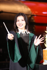 桜田ひより、吉川愛ハリー・ポッター9と3/4番線にスタイリッシュ登場！『ホグワーツからの招待状』OP7