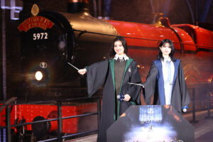 桜田ひより、吉川愛ハリー・ポッター9と3/4番線にスタイリッシュ登場！『ホグワーツからの招待状』OP10