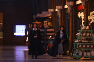 桜田ひより、吉川愛ハリー・ポッター9と3/4番線にスタイリッシュ登場！『ホグワーツからの招待状』OP13