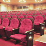 梅田芸術劇場メインホール客席椅子を全面リニューアルへ！座席数微増で着席のままでも通行