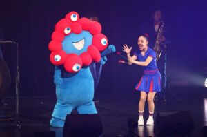 『ミャクミャク感謝祭 2026 in TOKYO』アバンギャルディや黒ミャクミャクキレッキレダンスに600人熱狂8