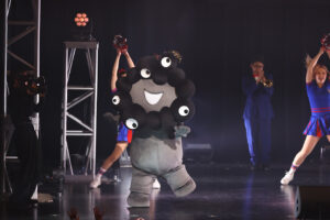 『ミャクミャク感謝祭 2026 in TOKYO』アバンギャルディや黒ミャクミャクキレッキレダンスに600人熱狂13