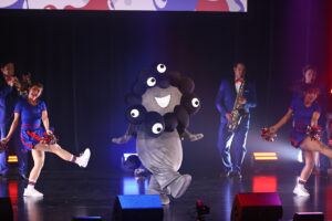 『ミャクミャク感謝祭 2026 in TOKYO』アバンギャルディや黒ミャクミャクキレッキレダンスに600人熱狂15