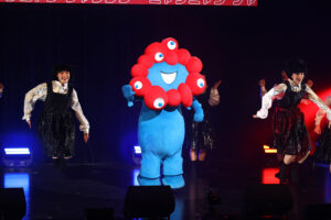 『ミャクミャク感謝祭 2026 in TOKYO』アバンギャルディや黒ミャクミャクキレッキレダンスに600人熱狂41