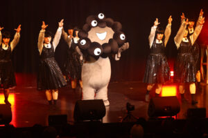 『ミャクミャク感謝祭 2026 in TOKYO』アバンギャルディや黒ミャクミャクキレッキレダンスに600人熱狂52