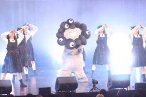 『ミャクミャク感謝祭 2026 in TOKYO』アバンギャルディや黒ミャクミャクキレッキレダンスに600人熱狂54