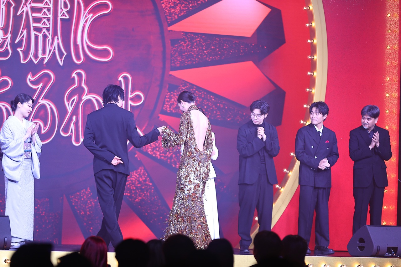 戸田恵梨香 俳優活動の“営業妨害”にクレーム?背中ばっくり大胆ドレスにどよめき2