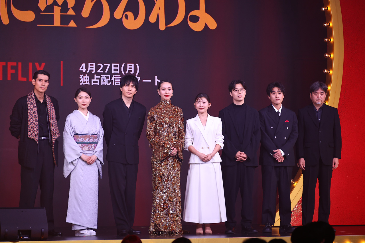 戸田恵梨香 俳優活動の“営業妨害”にクレーム?背中ばっくり大胆ドレスにどよめき3