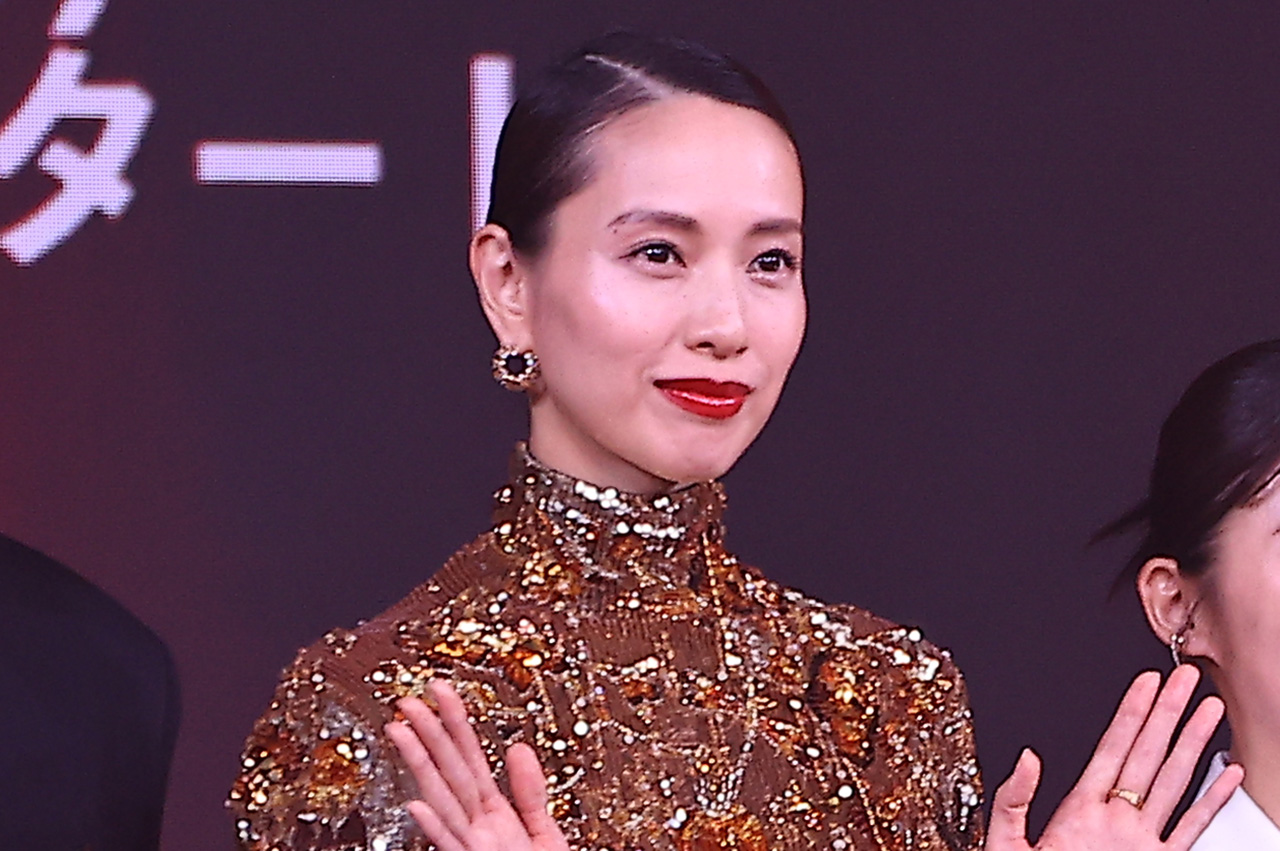 戸田恵梨香 俳優活動の“営業妨害”にクレーム?背中ばっくり大胆ドレスにどよめき4