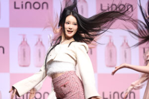 ME:I・RINON『Linon』起用に「運命」!メイクに2時間かけているメンバーの苦労話も47