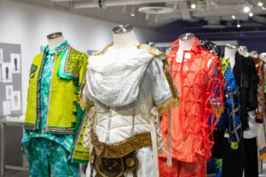 Kis-My-Ft2池袋PARCO衣装展『The Couture』内覧写真14枚公開！メンバーら衣装匂いクンクン！？5