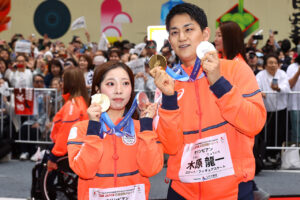 “りくりゅう”三浦璃来選手「私にとっては木原龍一くんが……」に大沸き！ミラノ・コルティナ五輪パレード8