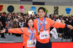 “りくりゅう”三浦璃来選手「私にとっては木原龍一くんが……」に大沸き！ミラノ・コルティナ五輪パレード11