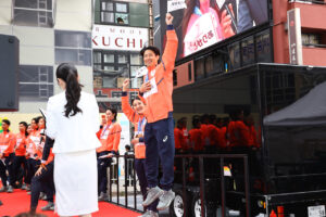 ミラノ五輪感謝パレード 髙梨沙羅選手「直接感謝を伝えることができました」や堀島行真選手ら12