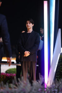 横浜流星 大井競馬場うまたせ君を紳士的行動でキュン！羽田盃 戸崎圭太騎手と笑顔で握手2