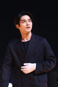 横浜流星 大井競馬場うまたせ君を紳士的行動でキュン！羽田盃 戸崎圭太騎手と笑顔で握手3