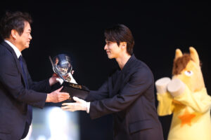 横浜流星 大井競馬場うまたせ君を紳士的行動でキュン！羽田盃 戸崎圭太騎手と笑顔で握手4