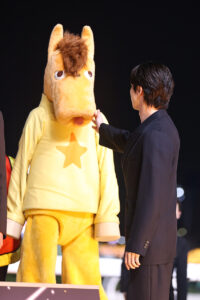 横浜流星 大井競馬場うまたせ君を紳士的行動でキュン！羽田盃 戸崎圭太騎手と笑顔で握手5