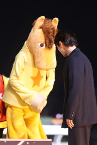 横浜流星 大井競馬場うまたせ君を紳士的行動でキュン！羽田盃 戸崎圭太騎手と笑顔で握手6