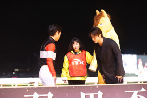 横浜流星 大井競馬場うまたせ君を紳士的行動でキュン！羽田盃 戸崎圭太騎手と笑顔で握手9