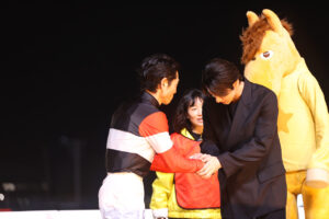 横浜流星 大井競馬場うまたせ君を紳士的行動でキュン！羽田盃 戸崎圭太騎手と笑顔で握手10
