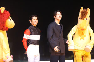 横浜流星 大井競馬場うまたせ君を紳士的行動でキュン！羽田盃 戸崎圭太騎手と笑顔で握手11