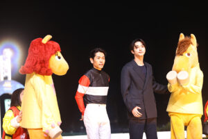 横浜流星 大井競馬場うまたせ君を紳士的行動でキュン！羽田盃 戸崎圭太騎手と笑顔で握手12