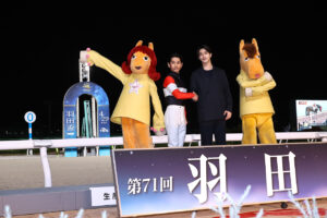 横浜流星 大井競馬場うまたせ君を紳士的行動でキュン！羽田盃 戸崎圭太騎手と笑顔で握手14