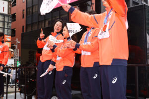 ミラノ五輪感謝パレード 髙梨沙羅選手「直接感謝を伝えることができました」や堀島行真選手ら13